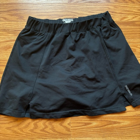 Pearl Izumi Pants - Pearl Izumi cycling skort. Black. Size Large. Preowned.